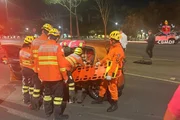 Uma mulher que ficou presa no veículos foi resgatada pelos bombeiros