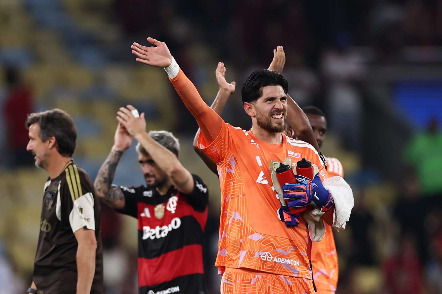 Agustin Rossi (&agrave; frente) e Giorgian De Arrascaeta (ao fundo, aplaudindo), dois os jogadores estrangeiros que integram o elenco do Flamengo, celebrando vit&oacute;ria sobre o Red Bull Bragantino, no Maracan&atilde;, pelo Campeonato Brasileiro de 2026 - (