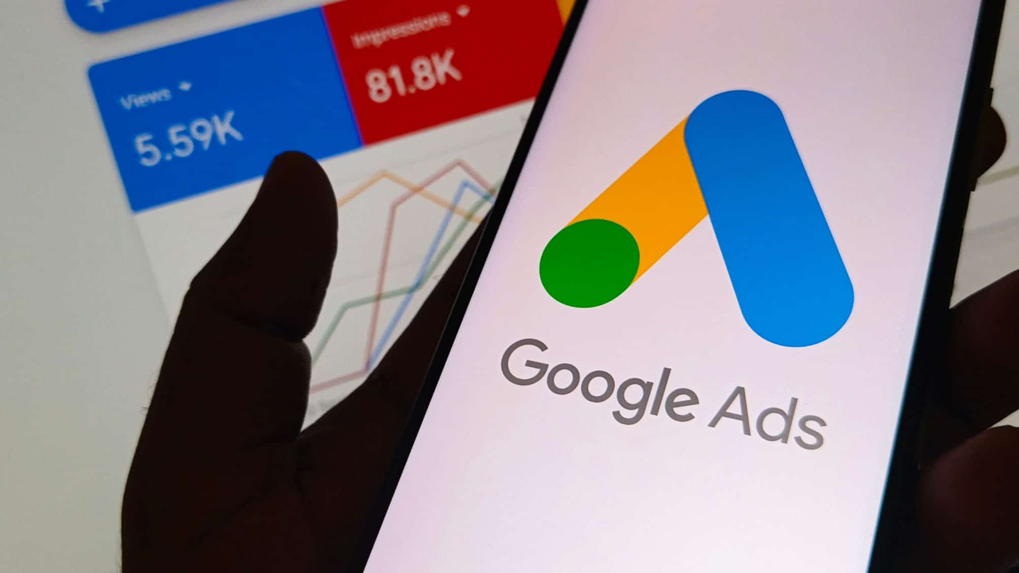 A publicidade gerou US$ 294,7 bilhões no último ano fiscal mencionado, cerca de 73% da receita do Google. Imagem: Mijansk786/Shutterstock