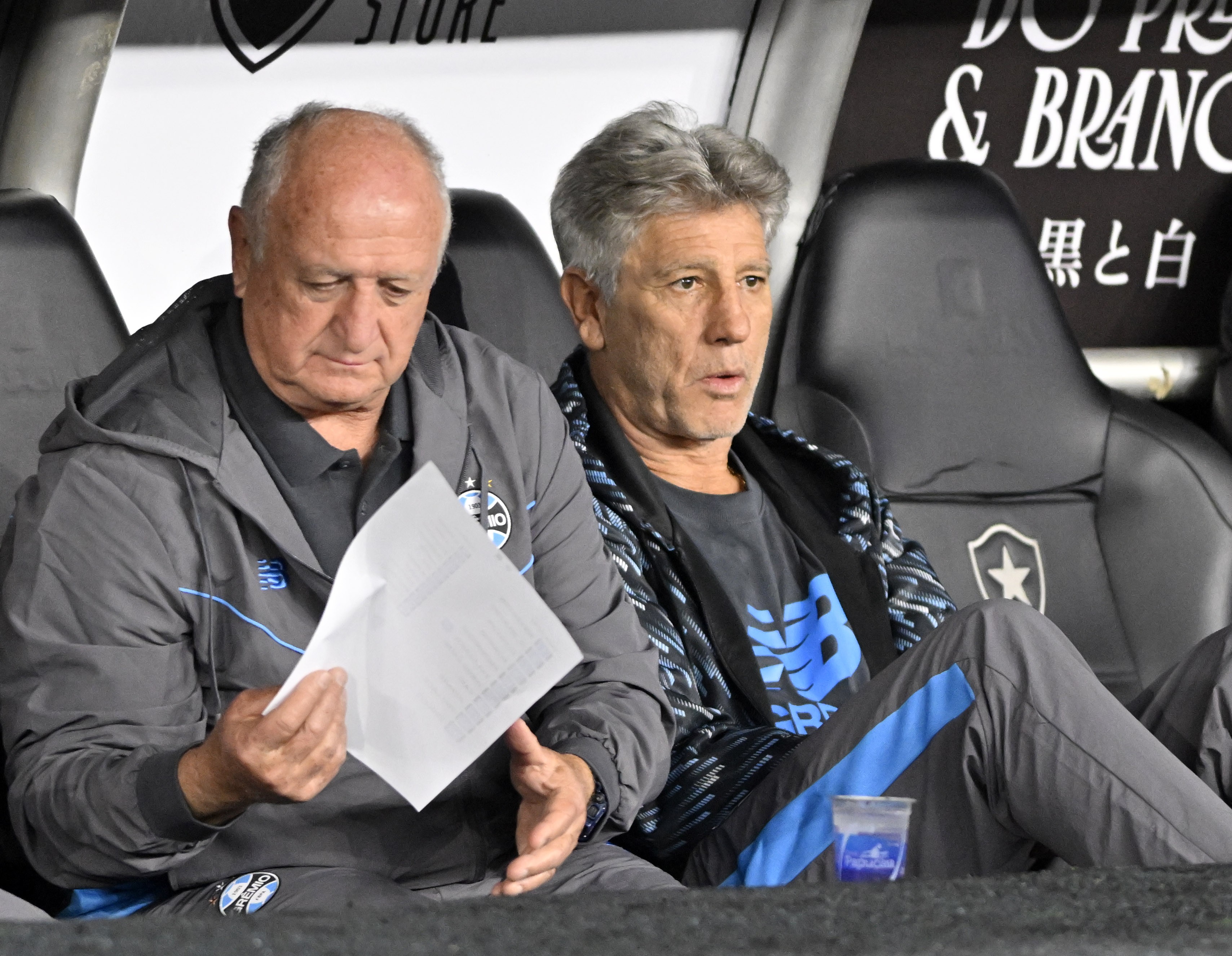 Histórico! Felipão e Renato ficam juntos no banco em jogo do Grêmio; veja vídeo