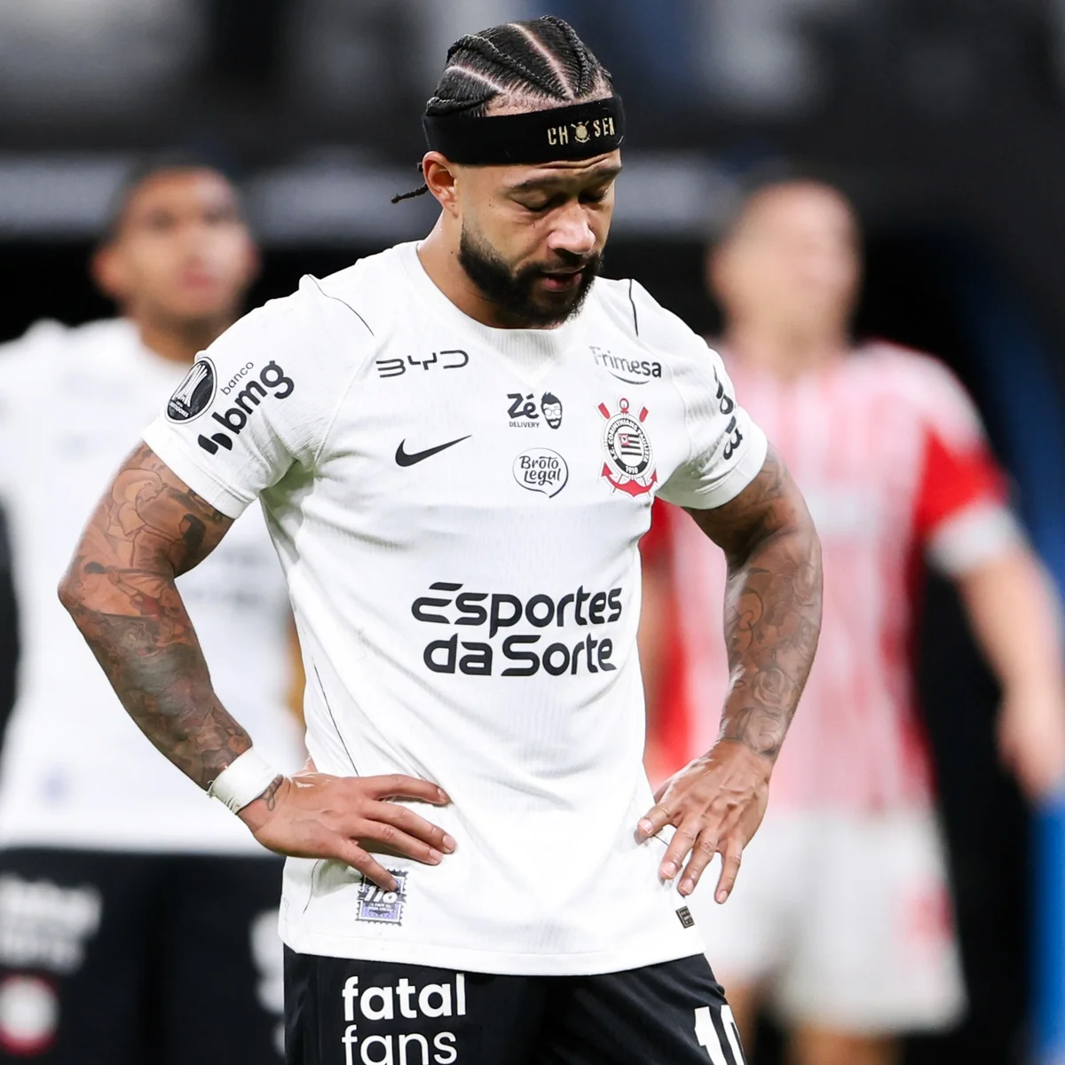 Memphis Depay pode gerar multa ao Corinthians após queda na Libertadores