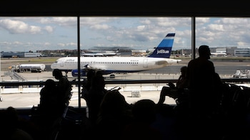 Vuelos demorados durante horas en JFK, Newark y LaGuardia por una falla en el control aéreo