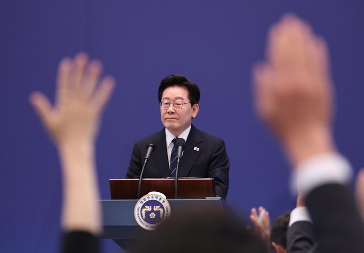 President Lee Jae Myung takes questions from reporters during a press conference at Cheong Wa Dae in Seoul, Friday. Yonhap