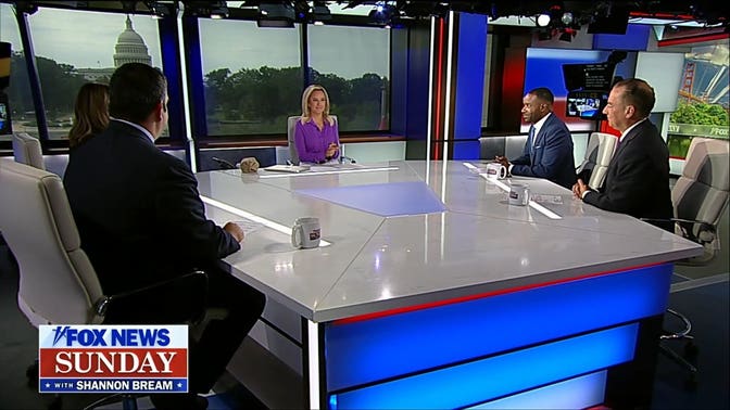 O vocalista da banda Gorillaz, Damon Albarn, segura uma bandeira palestina durante um show após a remoção de Macklemore do tour.