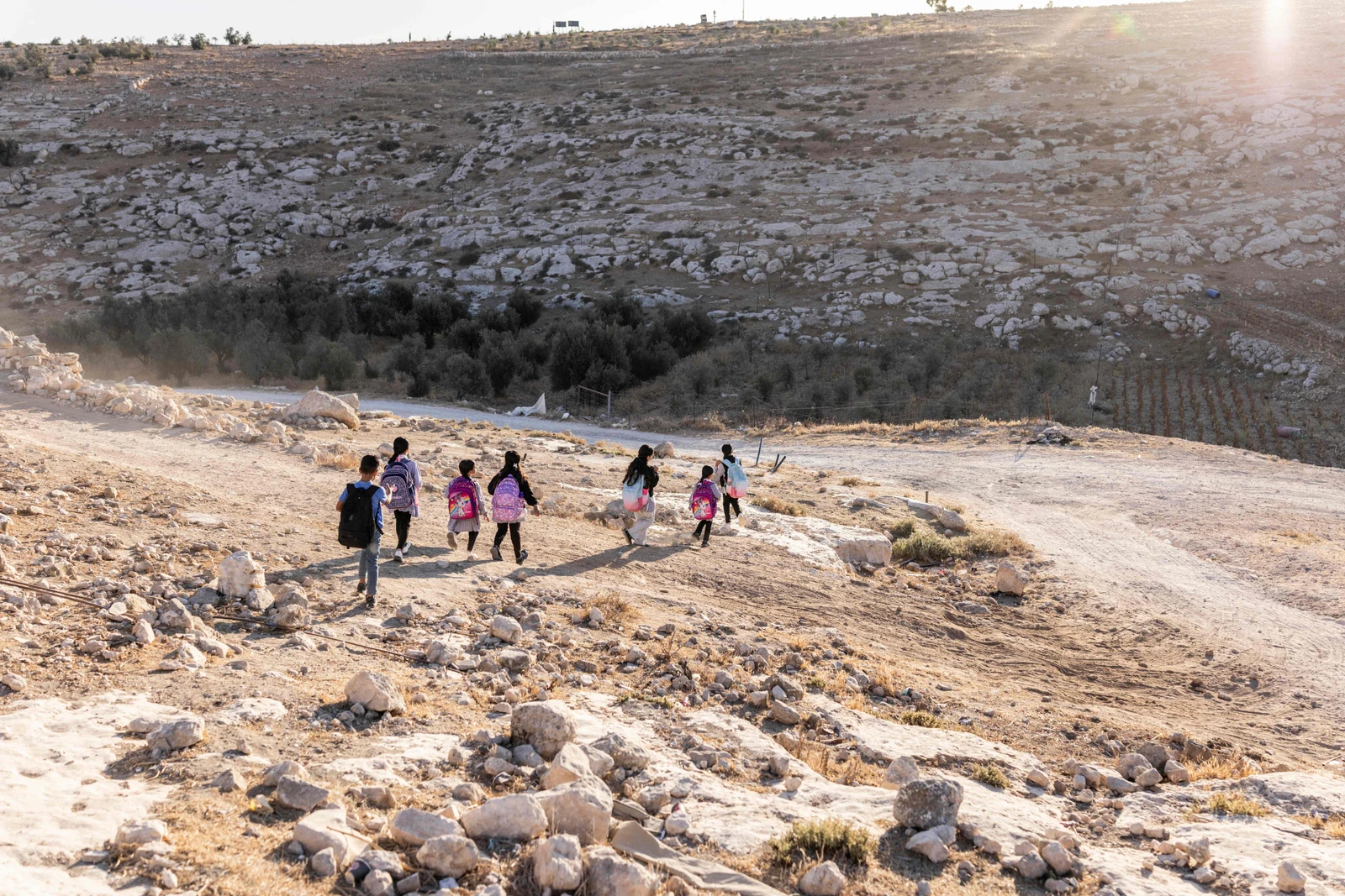 Palestinos transform cavernas ásperas em casas após demolições israelenses