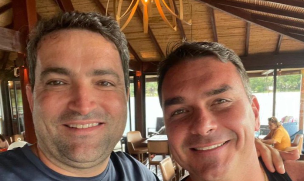 Willer Tomaz e Flávio Bolsonaro — Foto: Reprodução/ Redes sociais