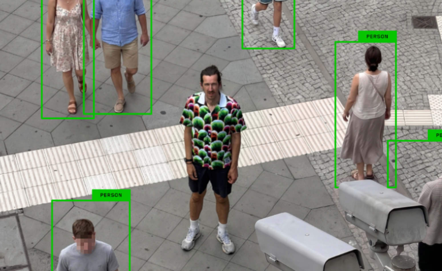 Designer alem&atilde;o cria estampa com tecnologia que promete camuflar identidade perante c&acirc;meras de intelig&ecirc;ncia artificial em locais p&uacute;blicos