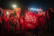 Lula diz que país não comporta político vira-lata que fica de 4 para os EUA