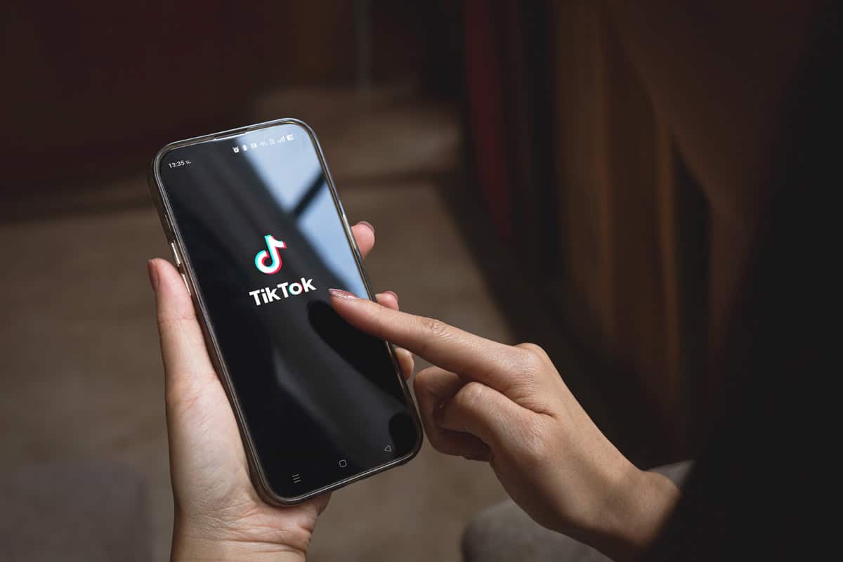 Pesquisadores usam inteligência artificial para encontrar falhas no TikTok que permitiam acessar câmera e fotos