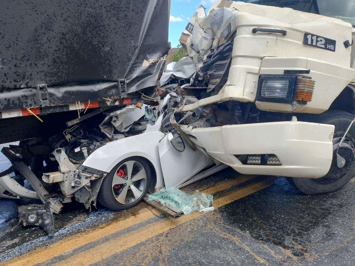 Família sobrevive após ter carro prensado por caminhões em rodovia de MG; imagem impressiona