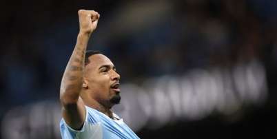 Allan finaliza para marcar um dos gols do Manchester City - Foto: Carl Recine/Getty Images / Jogada10