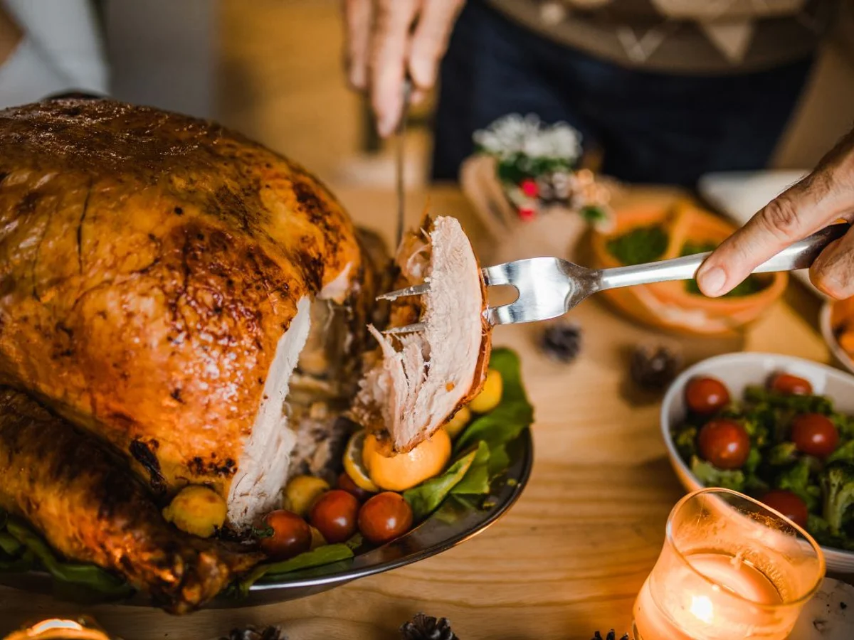 Aprenda a fazer frango de padaria com carne suculenta e pele crocante