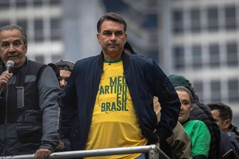 PF investiga desvio de emendas negociadas entre assessora de Flávio Bolsonaro e condenado por morte de Marielle Franco
