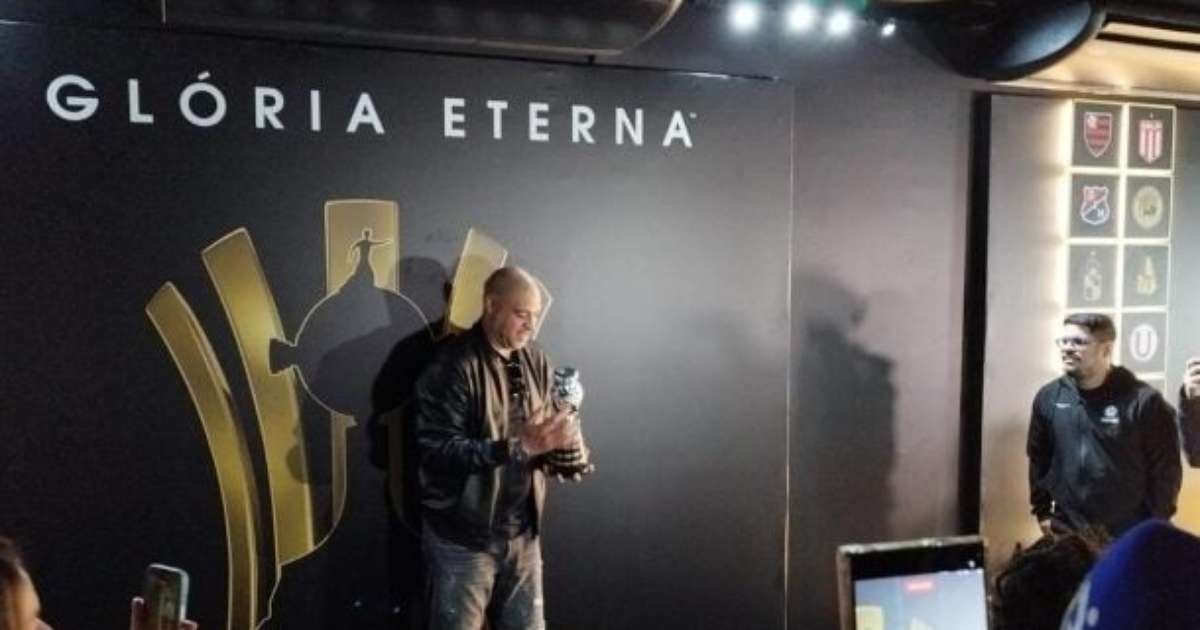 Adriano Imperador recebe homenagem e é tietado na Libertadores Experience