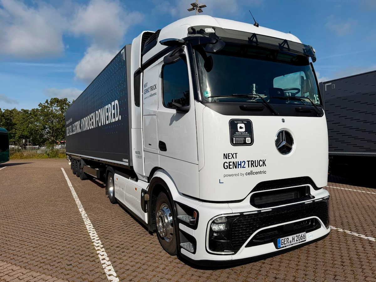Dirigimos o caminhão da Mercedes-Benz que não muda de marcha e emite vapor de água