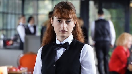 Em Iludida, Asya aparece de surpresa na festa de Volkan e Derin e o clima fica tenso