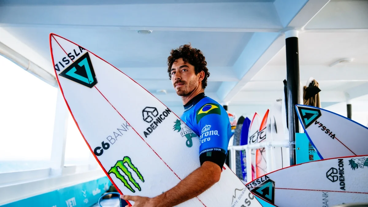 Surfe: Yago Dora vira bateria e avança às oitavas de final em etapa da WSL