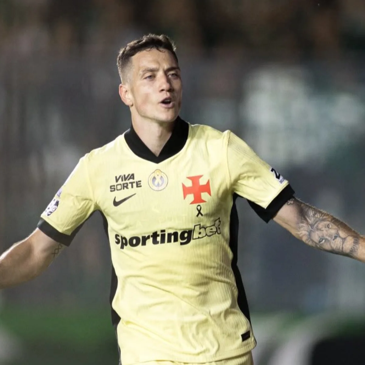 Vasco goleia Coritiba em São Januário e deixa o Z-4 do Brasileirão