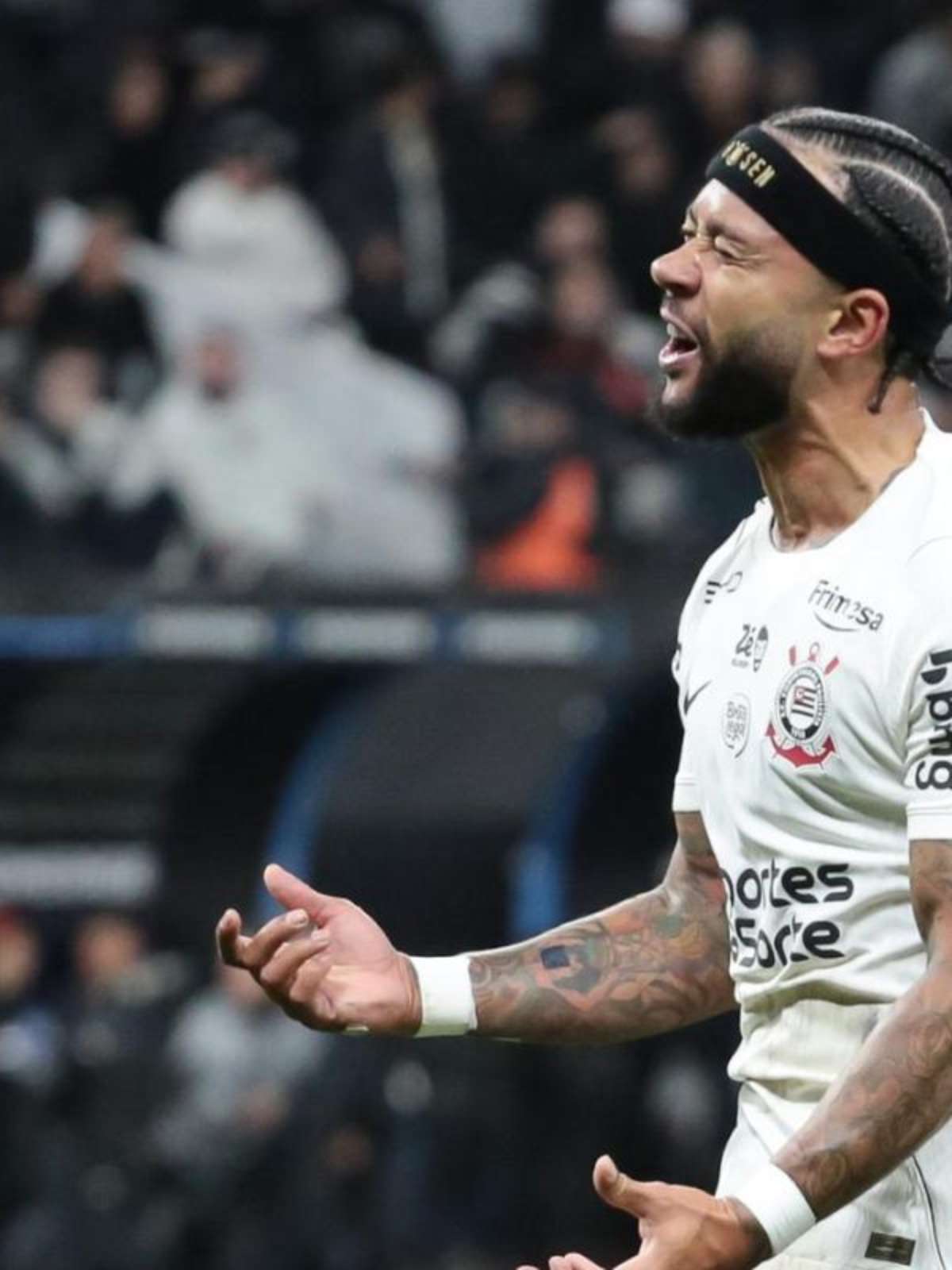 Torcedores picham muros do Corinthians e pedem saída de Memphis: 'Futebol de centavos'