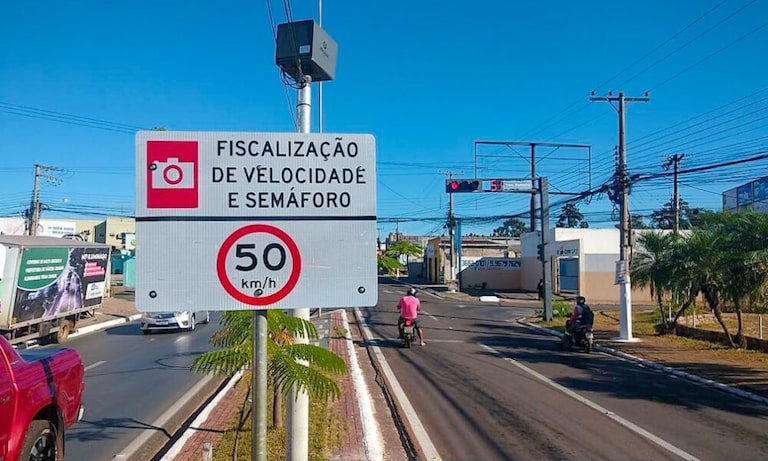 Projeto de lei ‘anti-indústria da multa’ prevê temporizador em semáforos com radar