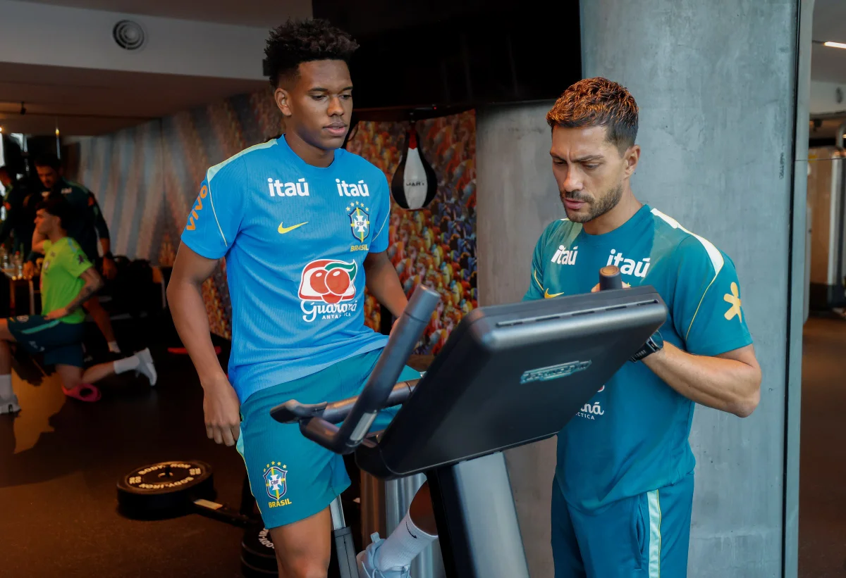 Imagem colorida de Estêvão com a Seleção Brasileira- Metrópoles