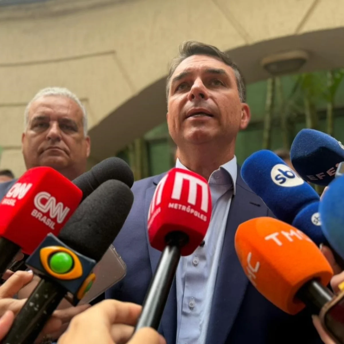Flávio: reajuste no Bolsa Família é "ilegal" e "ato de desespero" de Lula