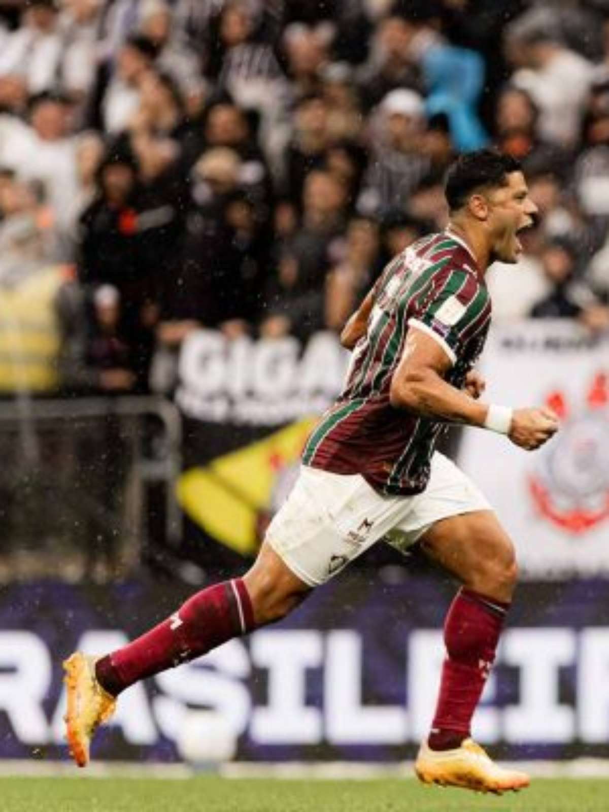 Hulk faz dois, Fluminense bate o Corinthians e afunda rival em crise