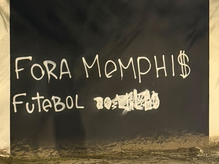 Torcida picha muros do clube e pede saída de Memphis: 'Salário de milhões, futebol de centavos'