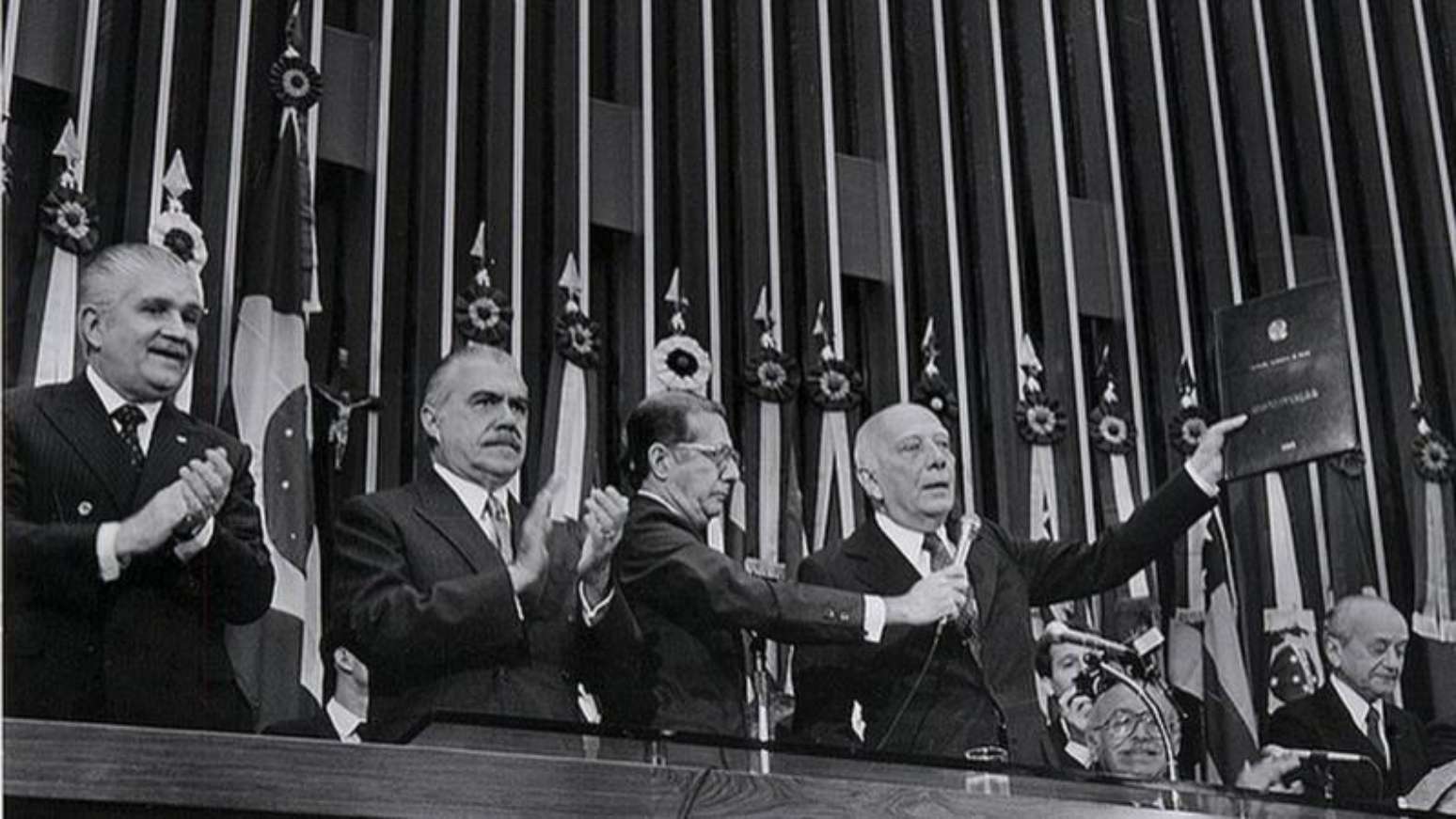 'Declaro promulgado o documento da liberdade, da democracia e da justiça social do Brasil', disse o então presidente da Assembleia Nacional Constituinte, Ulysses Guimarães