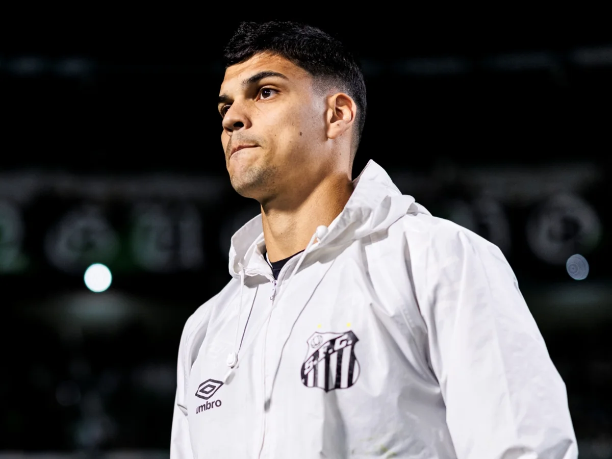 Gabriel Brazão, goleiro do Santos, passa por cirurgia no ombro esquerdo