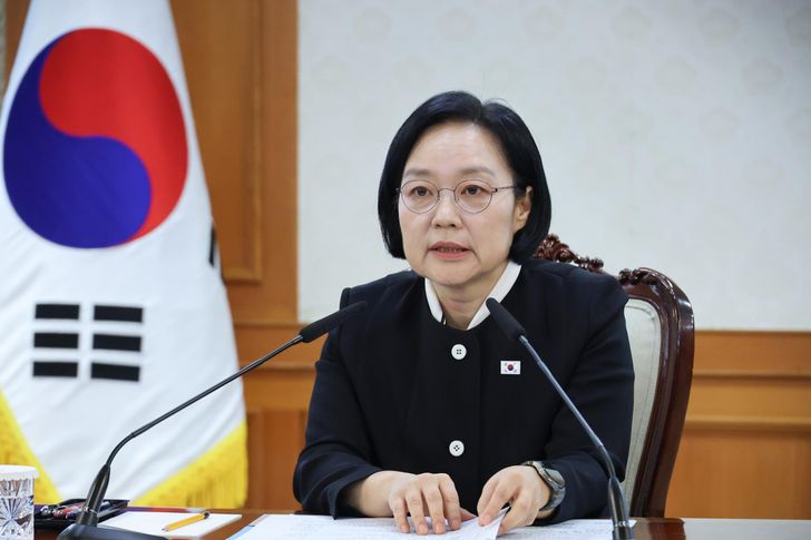 Prime Minister Han Seong-sook speaks during a meeting on Korea's Global AI Hub initiative at Government Complex Seoul, Monday. Yonhap