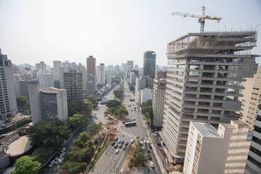 Marquise cai sobre duas pessoas na Avenida Faria Lima, em São Paulo