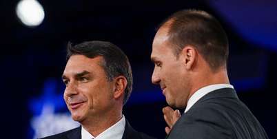 O senador brasileiro Fl&aacute;vio Bolsonaro e Eduardo Bolsonaro, filhos do ex-presidente do Brasil Jair Bolsonaro, participam da Confer&ecirc;ncia de A&ccedil;&atilde;o Pol&iacute;tica Conservadora (CPAC) dos EUA 2026, em Grapevine, Texas, EUA, em 28 de mar&ccedil;o de 2026. REUTERS/Callaghan O'Hare Foto: Reuters
