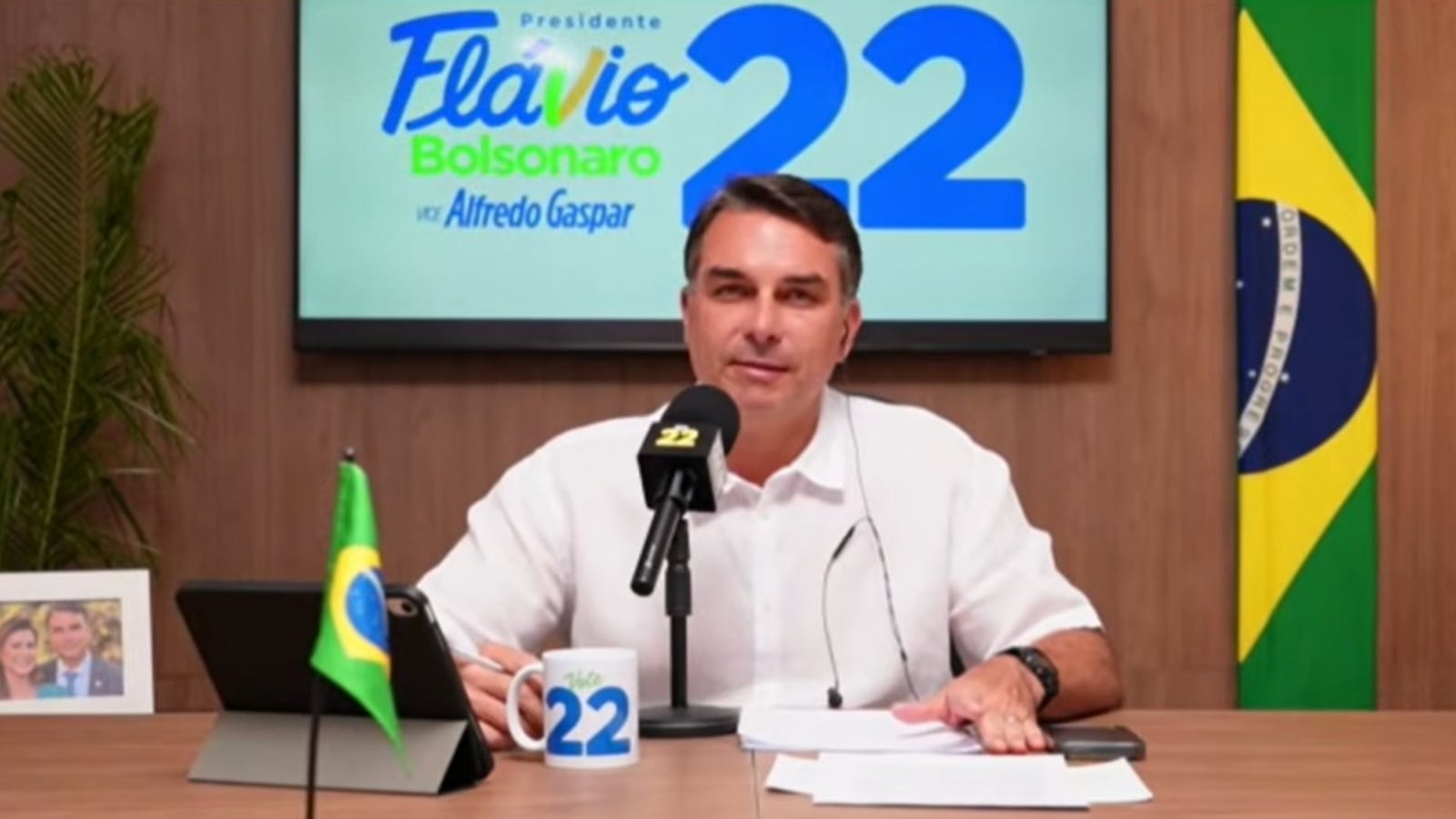 Flávio Bolsonaro falou em live nesta quinta-feira (17) Reprodução/Youtube/