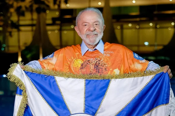 TSE aceita ação de Flávio contra Lula por desfile no Carnaval de 2026