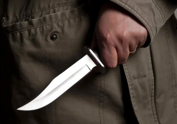 Família se tranca em quarto após homem armado com faca invadir residência