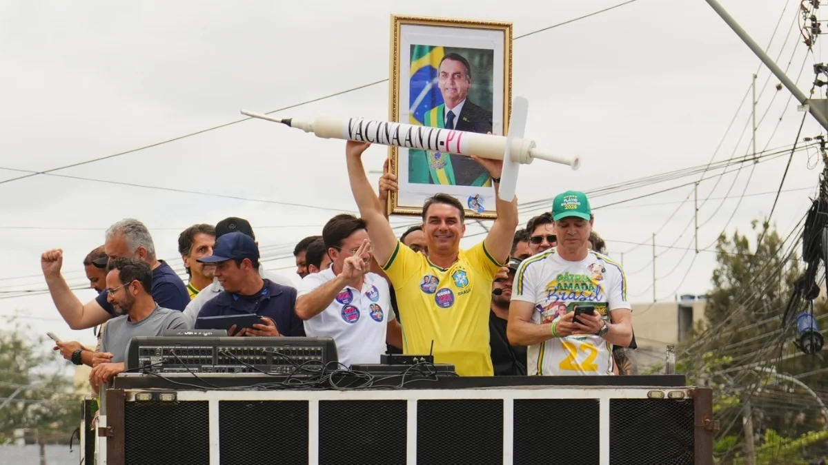 Flávio Bolsonaro diz que Lula "deve o seu mandato ao Alexandre de Moraes"