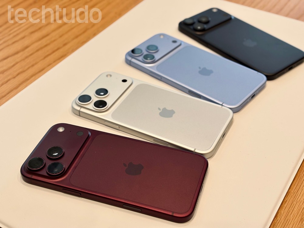 iPhone 18 Pro chega nas cores bordô, preto, prata e glacial (azul) — Foto: Ana Loubak/TechTudo