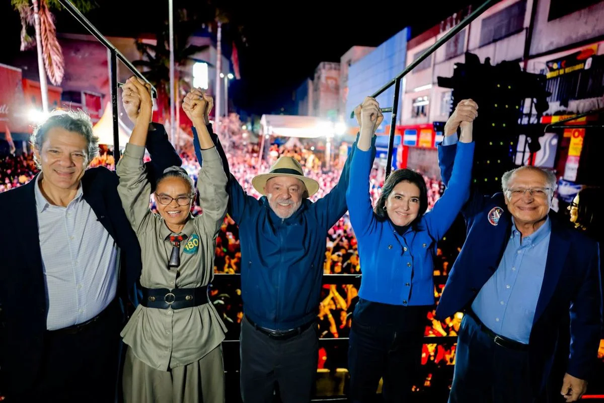 Lula ao lado de Haddad, Marina Silva, Simone Tebet e Geraldo Alckmin, durante discurso em Guarulhos, na Grande São Paulo