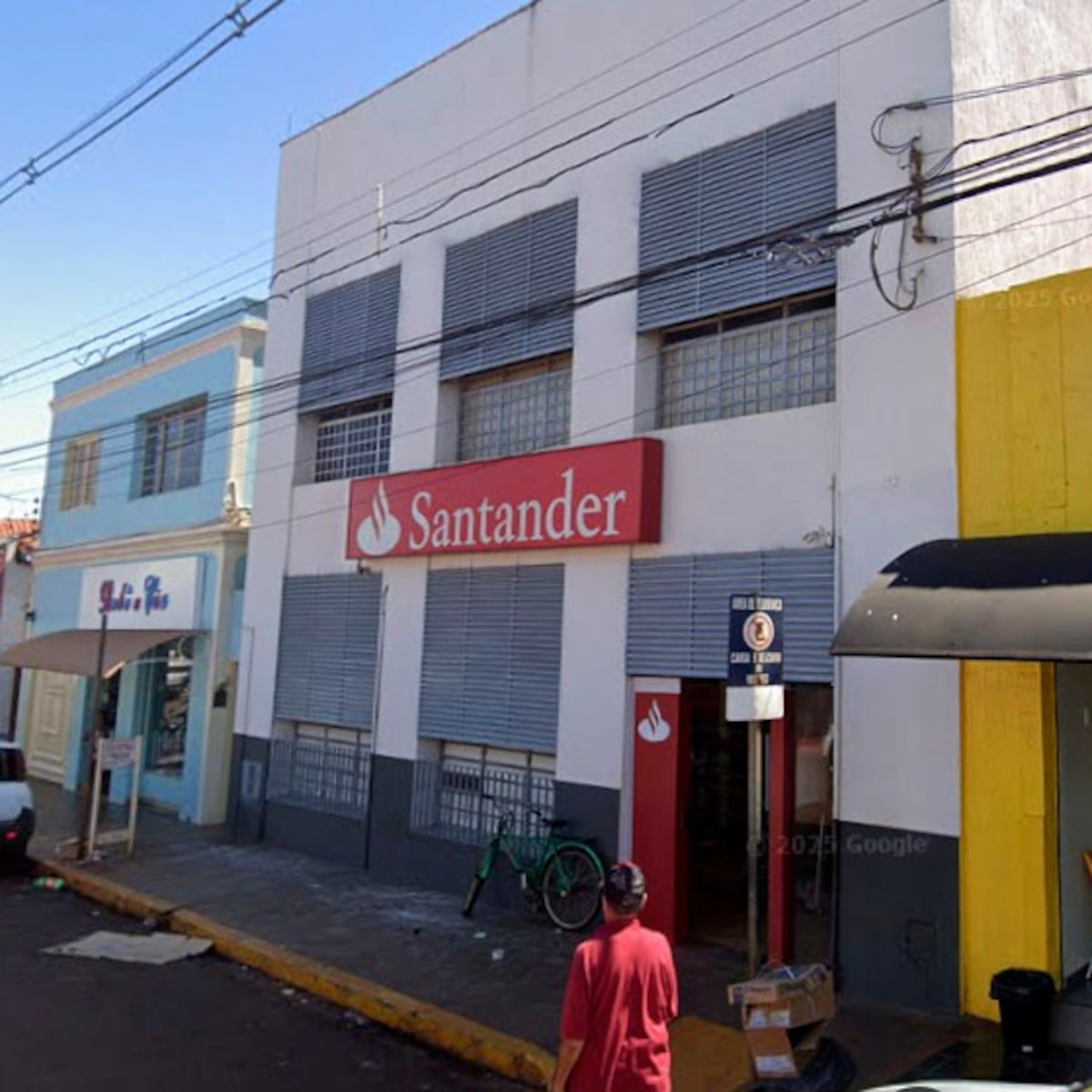 Funcionária de banco é presa por suspeita de desviar R$ 2,1 milhões de contas de idosos em SP