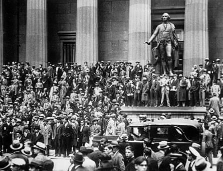After the news of the Wall Street crash, a crowd of speculators, worried about the fall of their financial securities, have gathered in front of the New York Stock Exchange near where a statue of George Washington stands. It is Black Thursday on Wall Street.