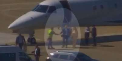 Moraes e Viviane aparecem deixando um Legacy 650, de prefixo PP-NLR, e sendo recebidos na pista Foto: Reprodução/X/O Globo