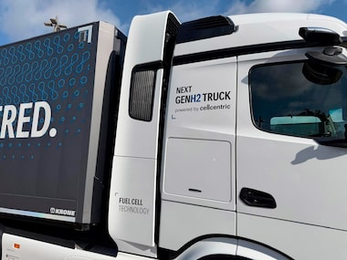 Dirigimos o caminhão da Mercedes-Benz que não muda de marcha e emite vapor de água