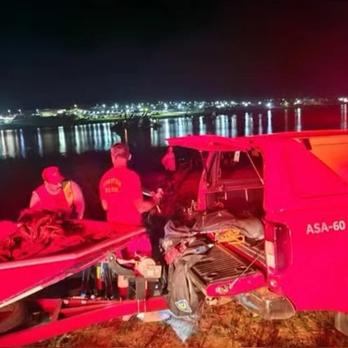 Corpo de pai é encontrado após canoa virar com filho em lago de Goiás