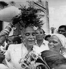 Antônio Carlos Magalhães recebe banho de folhas na Lavagem do Bonfim, em Salvador, em 1983 Foto: Arquivo/Estadão Conteúdo