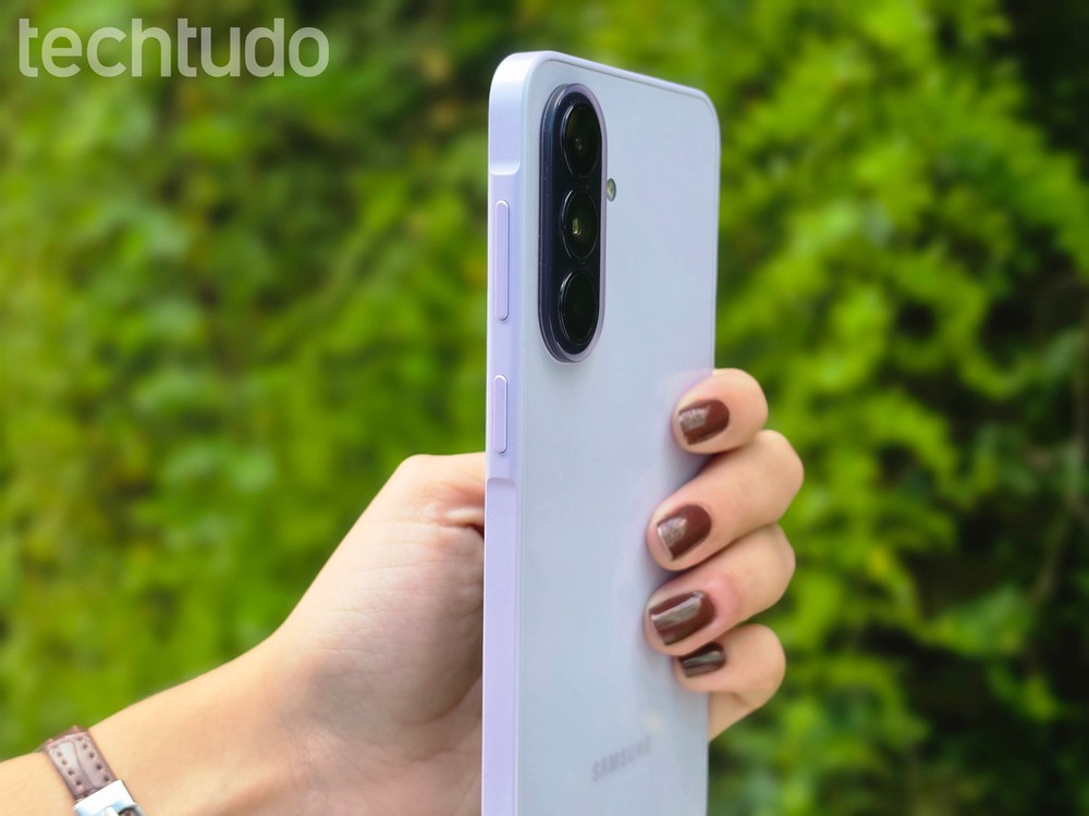 O Galaxy A37 combina tela Super AMOLED de 120 Hz, proteção IP68 e seis anos de atualizações de sistema e segurança — Foto: Julia Rabaça/TechTudo