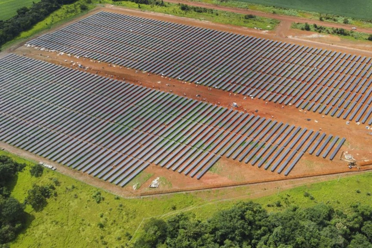 Imagem colorida mostra Usina de geração distribuída (GD) da Vivo em parceria com a Athon Energia, no Paranoá, Distrito Federal | Metrópoles