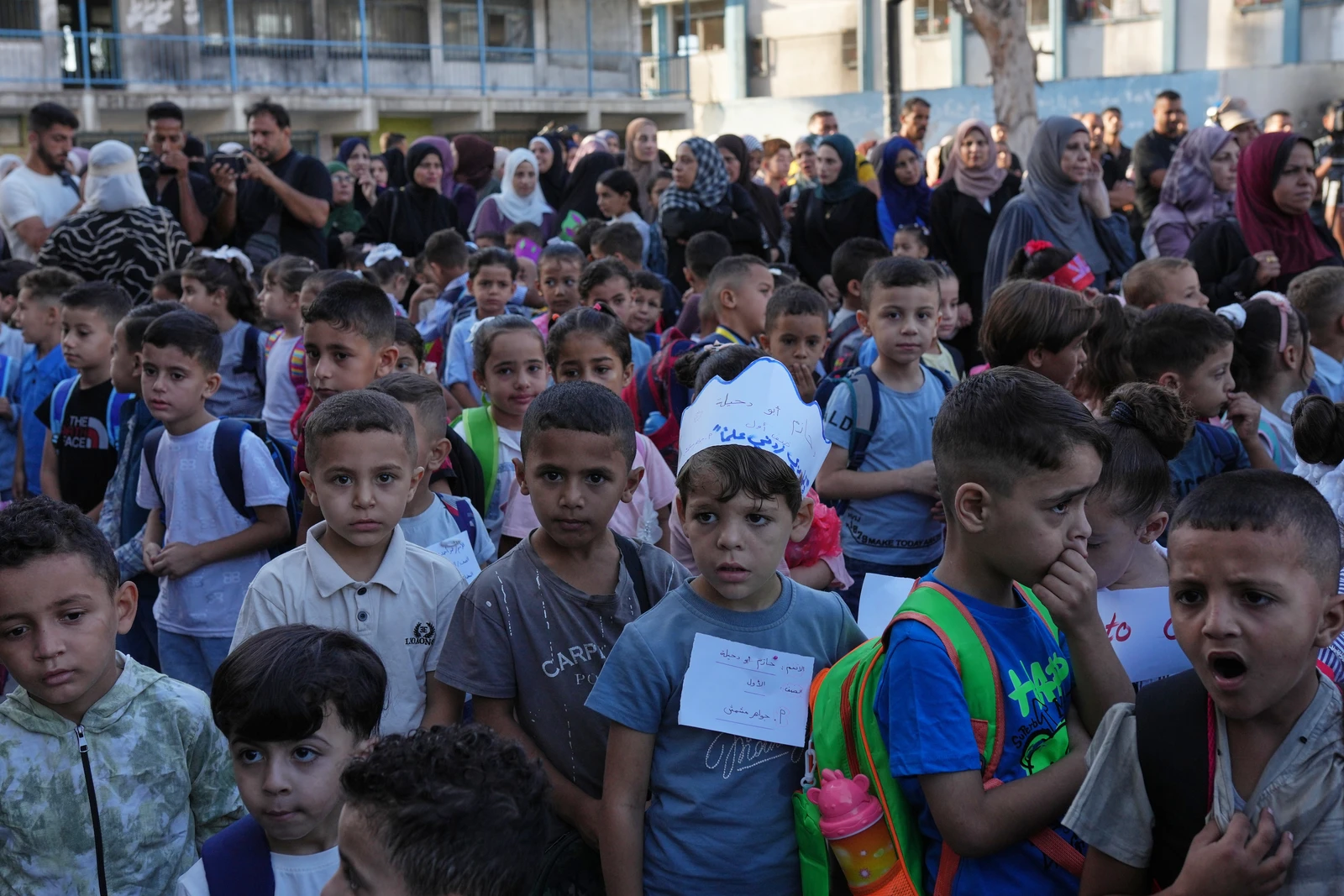 Crianças palestinas retornam às escolas em Gaza devastada pela guerra