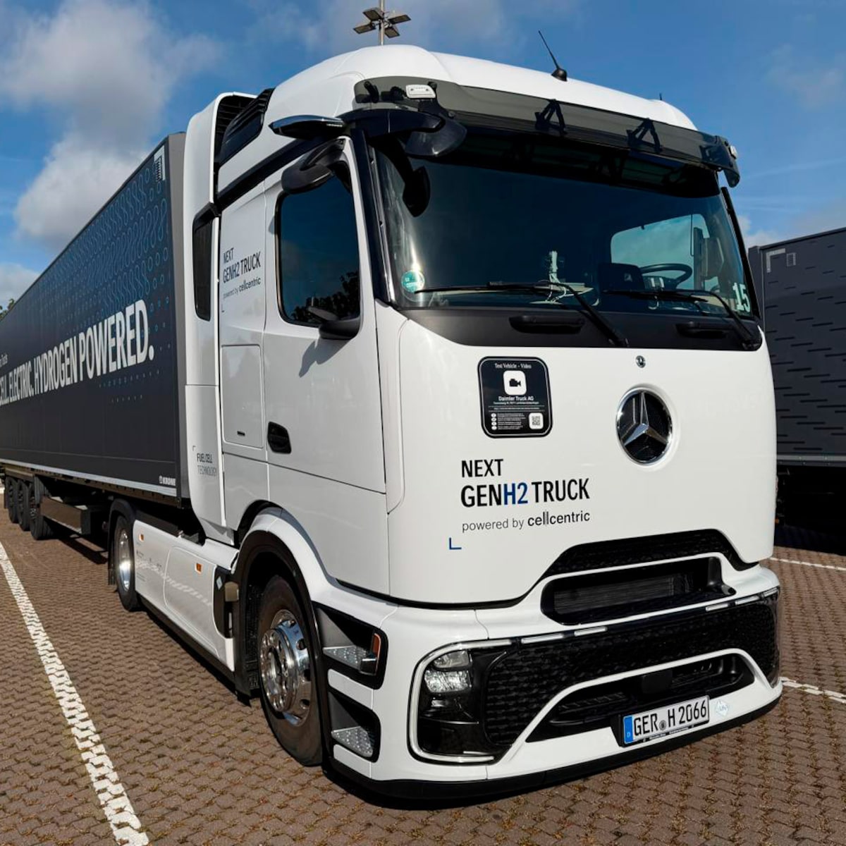 Dirigimos o caminhão da Mercedes-Benz que não muda de marcha e emite vapor de água