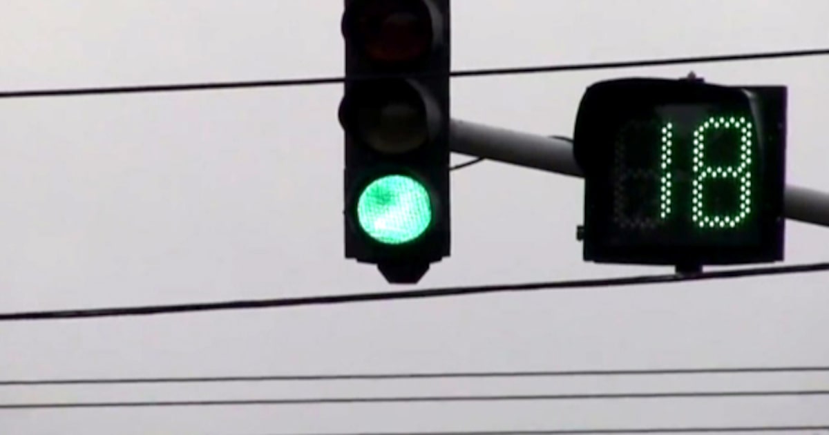 Projeto de lei ‘anti-indústria da multa’ prevê temporizador em semáforos com radar